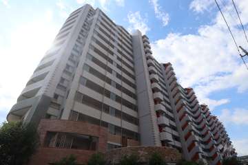 レーベンスクエア川口シルフィアの外観（南東側から）