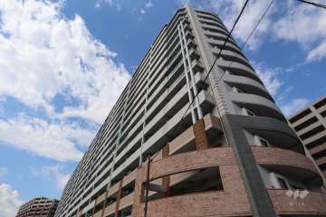 レーベンスクエア川口シルフィアの外観（南西側から）