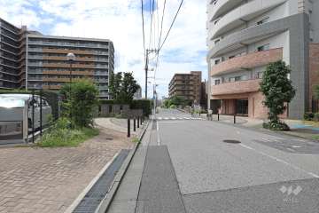 敷地北側の前面道路（東側から）