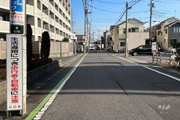 敷地南西側の前面道路（北西側から）