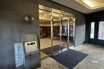 エントランスはオートロック付きです。