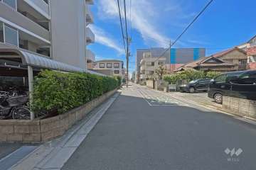 敷地の北側前面道路（東側から）