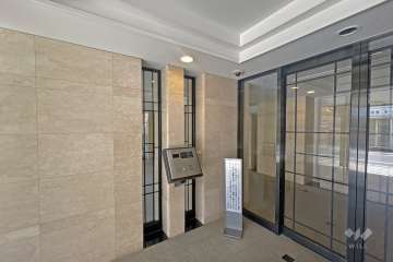 エントランスはオートロック付きです。