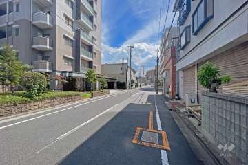 敷地の西側前面道路（北側から）