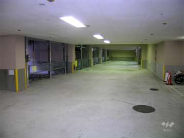 地下にある敷地内駐車場