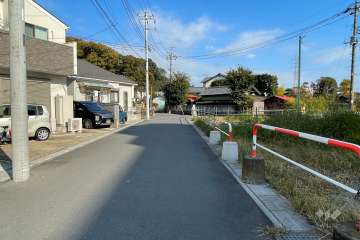 敷地北側の前面道路（西側から）