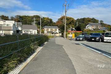 敷地東側の前面道路（南側から）