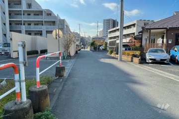 敷地北側の前面道路（東側から）