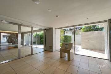 エントランスはオートロック付きです。