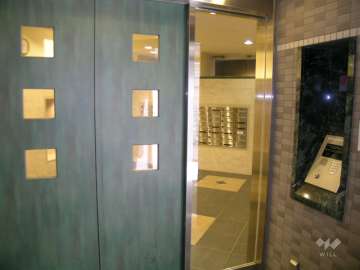 エントランスはオートロック付きです。