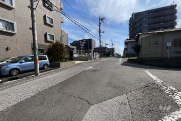 敷地西側の前面道路（北側から）