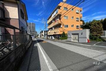 敷地西側の前面道路（南側から）