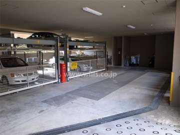 建物1階部分にある敷地内駐車場（機械式）