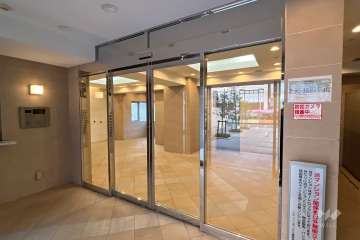 エントランスはオートロック付きです。