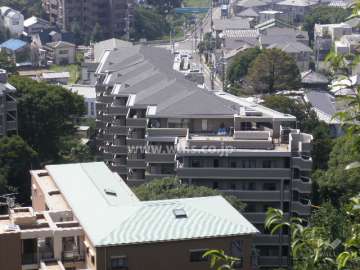 ネバーランド箕面・潤水館(西棟）　（北側から）　たいへん自然豊かな住環境です。