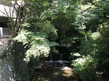 敷地の東側には箕面川が流れています。