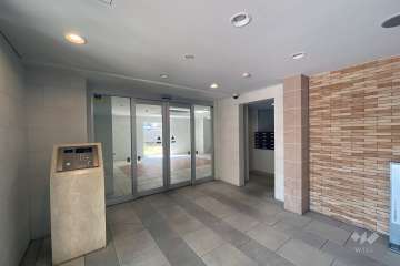 エントランスはオートロック付きです。