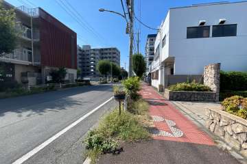 敷地の南側前面道路（東側から）