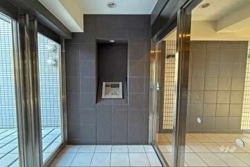 エントランスはオートロック付きです。