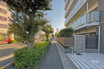 敷地の東側前面道路は大間木蕨線です（北側から）。