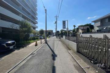 敷地西側の前面道路