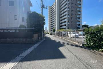 敷地西側の前面道路　
