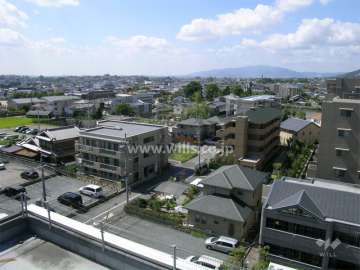 敷地南側は隣接する建物と間隔があります。コスモ箕面アーバンフォルムは右奥の建物です。