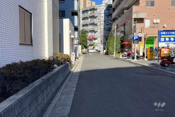 敷地の東側前面道路（南側から）