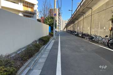 敷地の南東側前面道路（南西側から）