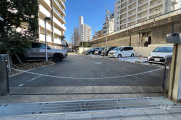 駐車場の出入り口（ロボットゲート付き）