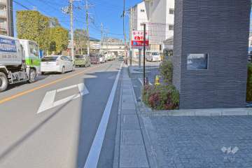 敷地の北西側前面道路（南西側から）