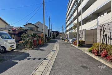 敷地の南側前面道路（東側から）