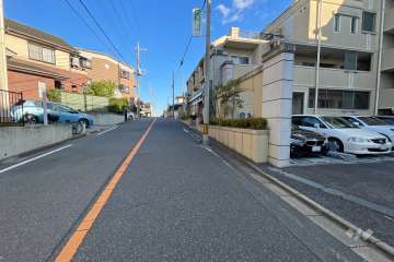敷地の北側前面道路（西側から）