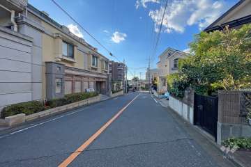 敷地の北側前面道路（東側から）