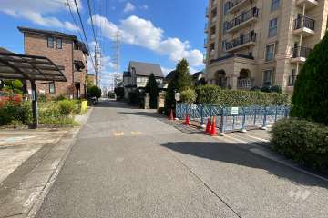 敷地北側の前面道路（西側から）