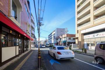 敷地南側の前面道路（東側から）