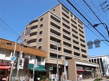 箕面本通りアーバンライフの外観（南西側から）