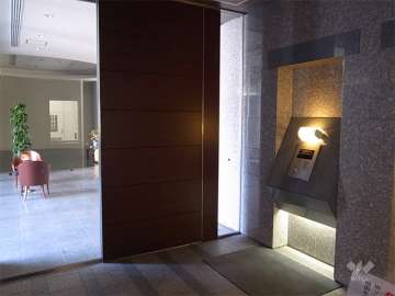 エントランスはオートロック付き。エントランスホールには談話スペースが設けられています。