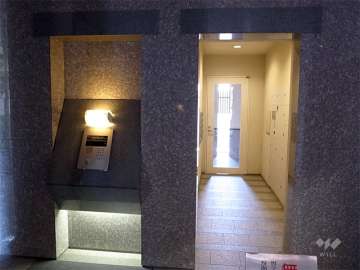 オートロック操作盤、宅配ボックス、共用ポスト