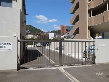 店舗用の駐車場の奥に入居者専用駐車場があります。（ゲート付き）