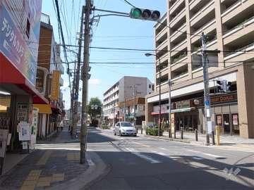 敷地の東側は商店街、南側はバス通りに面しています。