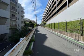 敷地南側の前面道路