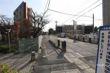 敷地西側の前面道路　