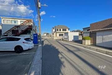 敷地北西側の前面道路（南西側から）