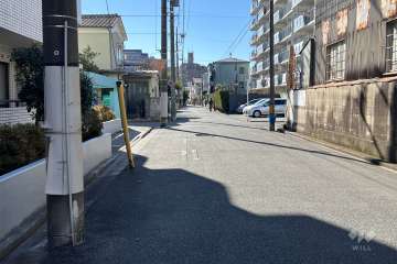 敷地東側の前面道路（南側から）