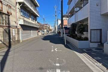 敷地西側の前面道路（南側から）