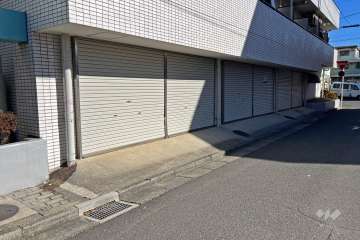 敷地内駐車場（屋内平面式、シャッター付き）