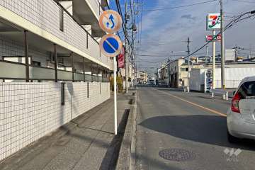 敷地の南側前面道路は天神橋通りです（西側から）。