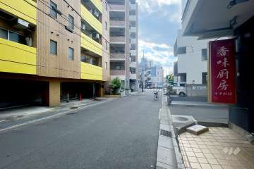 敷地の北側前面道路（東側から）