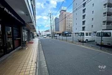 敷地の北側前面道路（西側から）